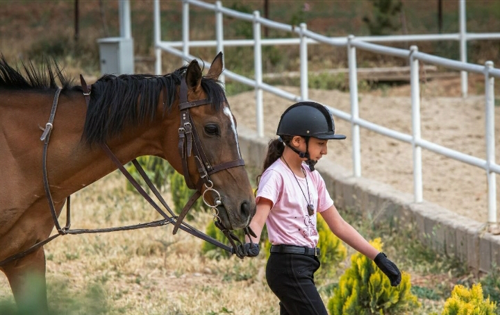آموزش اسب سواری کودکان | باشگاه اسب سواری ماهان
